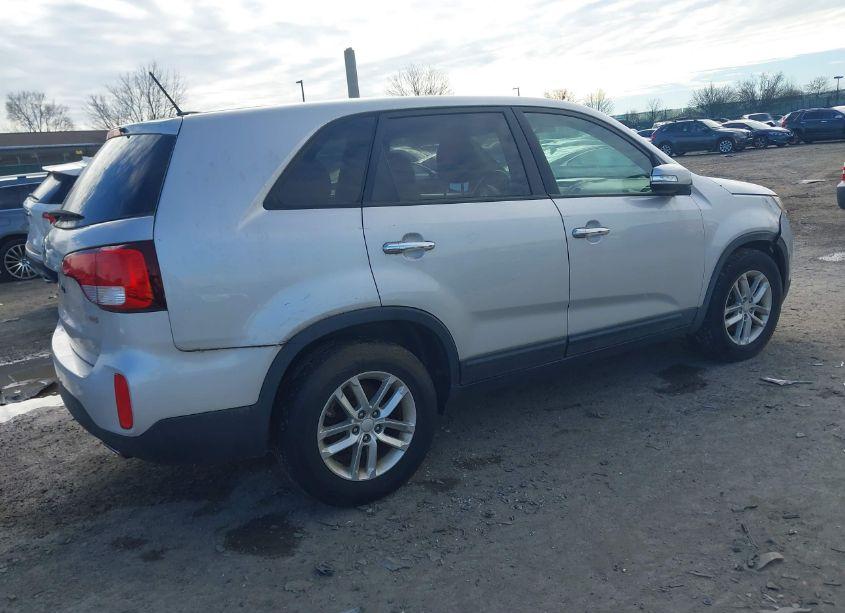 Photo 4 of 2014 Kia Sorento LX (VIN 5XYKT3A6XEG445965)