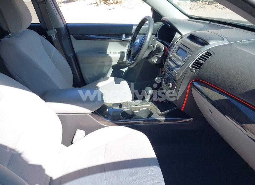 Photo 5 of 2014 Kia Sorento LX (VIN 5XYKT3A6XEG480411)