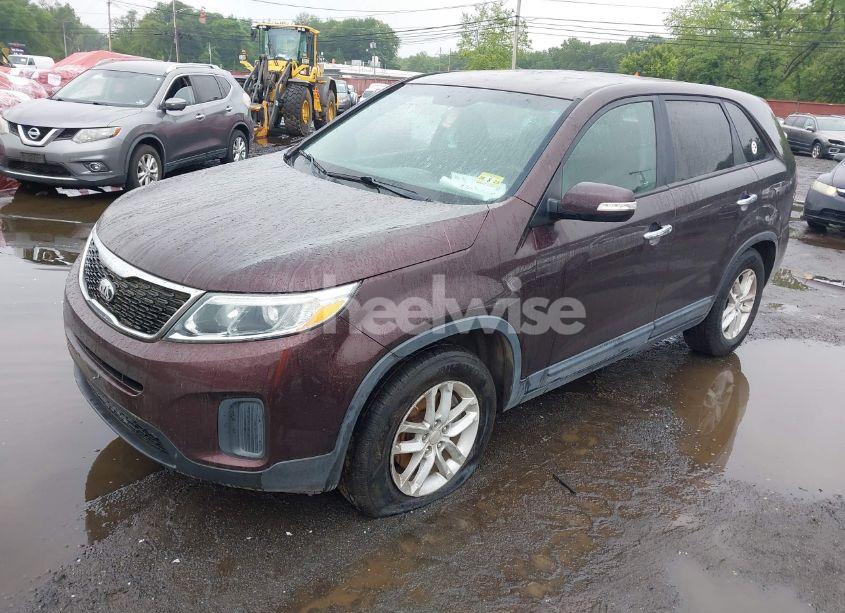 Photo 2 of 2014 Kia Sorento LX (VIN 5XYKT3A6XEG543006)