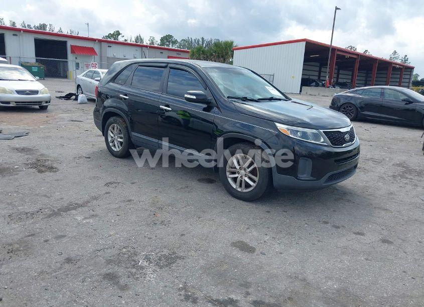 2015 Kia Sorento LX (VIN 5XYKT3A6XFG572913) main photo