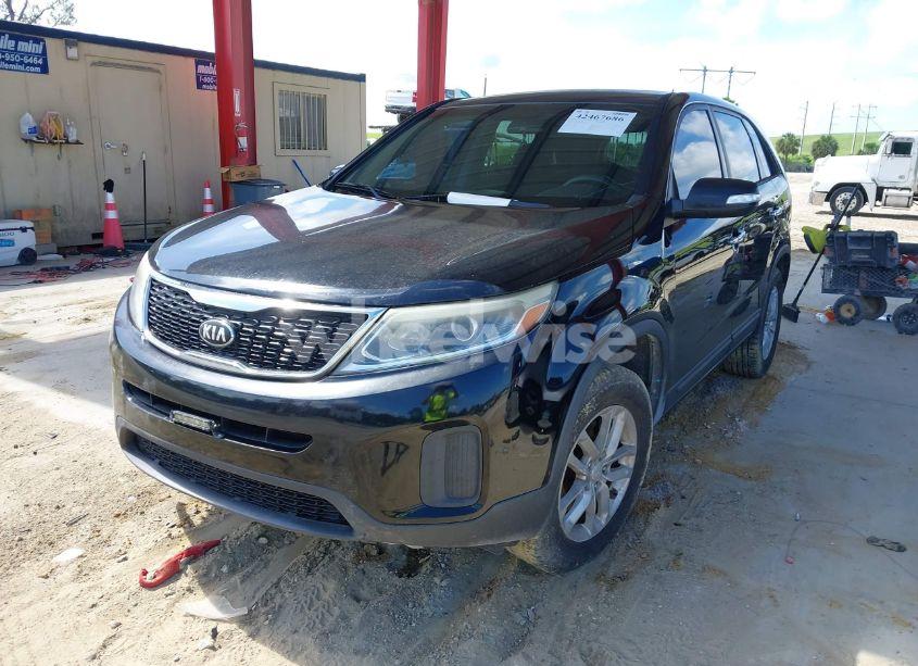 Photo 2 of 2015 Kia Sorento LX (VIN 5XYKT3A6XFG607210)
