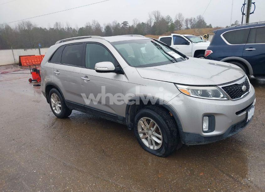2015 Kia Sorento LX (VIN 5XYKT3A6XFG622810) main photo