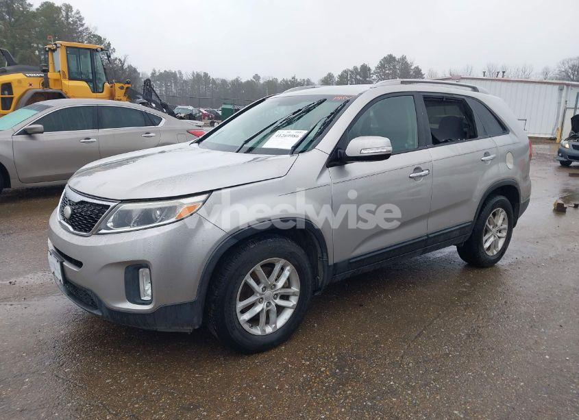Photo 2 of 2015 Kia Sorento LX (VIN 5XYKT3A6XFG622810)