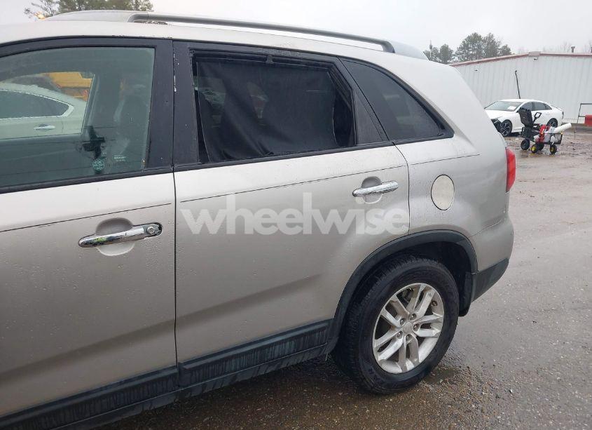 Photo 6 of 2015 Kia Sorento LX (VIN 5XYKT3A6XFG622810)