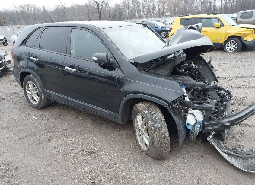 2015 Kia Sorento LX (VIN 5XYKT3A6XFG627957) main photo