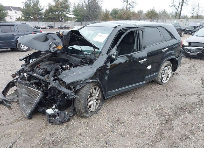 Photo 2 of 2015 Kia Sorento LX (VIN 5XYKT3A6XFG627957)