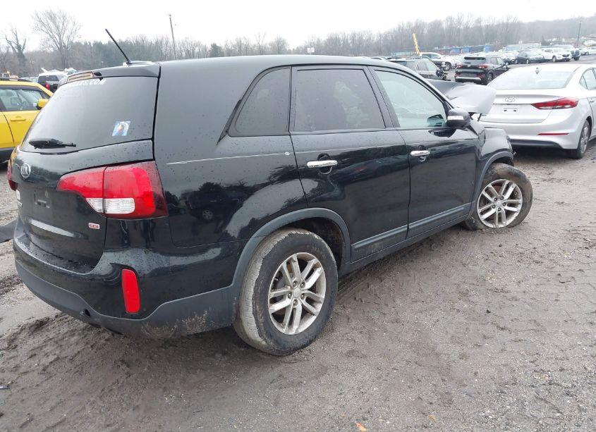 Photo 4 of 2015 Kia Sorento LX (VIN 5XYKT3A6XFG627957)