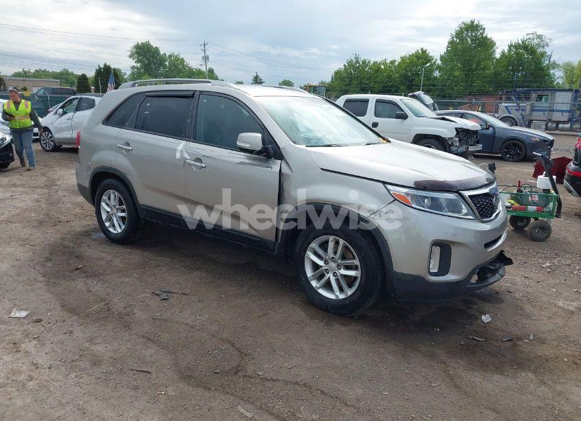 2015 Kia Sorento LX (VIN 5XYKT3A6XFG635525) main photo