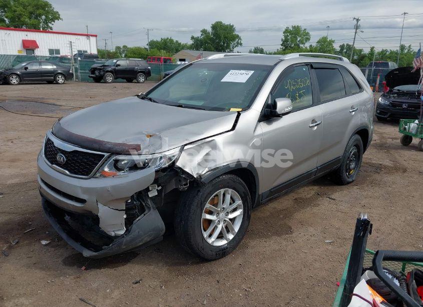 Photo 2 of 2015 Kia Sorento LX (VIN 5XYKT3A6XFG635525)