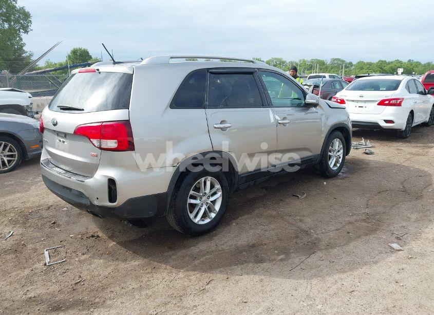 Photo 4 of 2015 Kia Sorento LX (VIN 5XYKT3A6XFG635525)