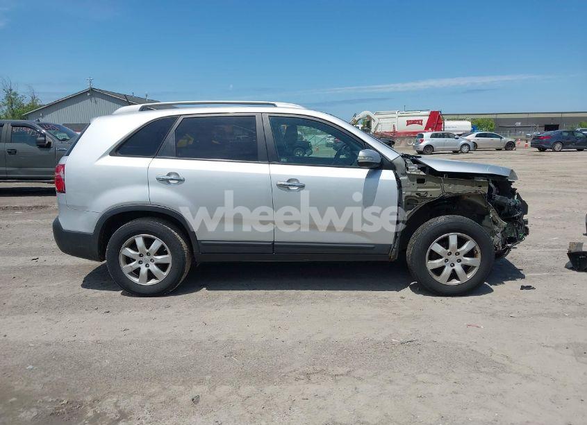 Photo 14 of 2011 Kia Sorento LX (VIN 5XYKT4A10BG090651)