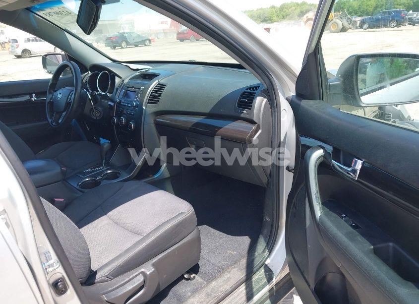 Photo 5 of 2011 Kia Sorento LX (VIN 5XYKT4A10BG090651)