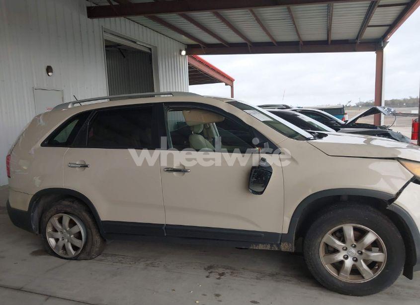 Photo 13 of 2011 Kia Sorento LX (VIN 5XYKT4A12BG094927)