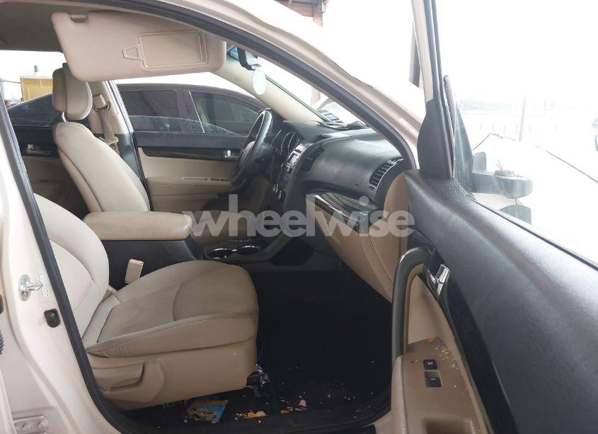 Photo 5 of 2011 Kia Sorento LX (VIN 5XYKT4A12BG094927)