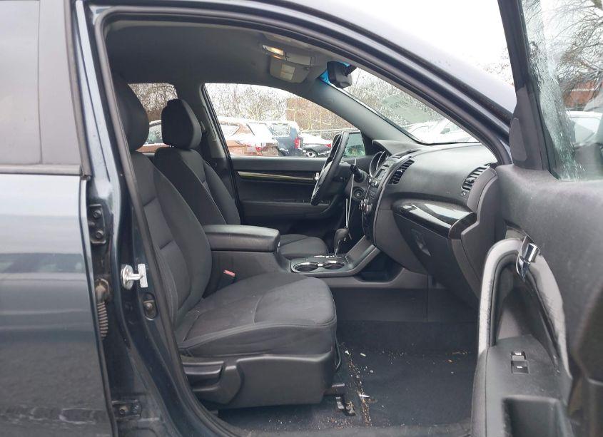 Photo 5 of 2011 Kia Sorento LX (VIN 5XYKT4A12BG106994)