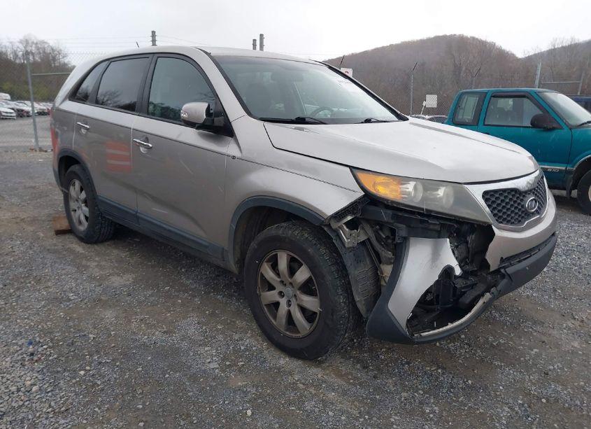 2013 Kia Sorento LX (VIN 5XYKT4A12DG328647) main photo