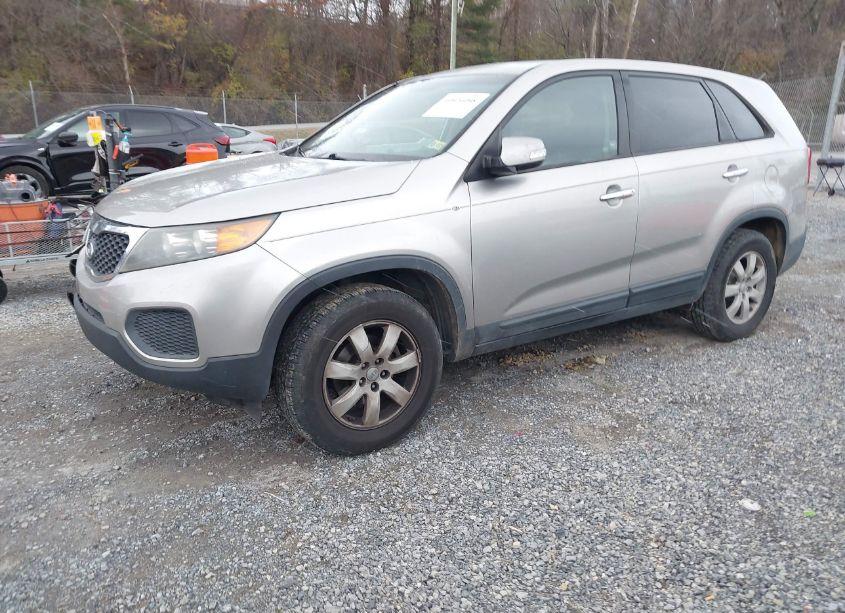 Photo 2 of 2013 Kia Sorento LX (VIN 5XYKT4A12DG328647)