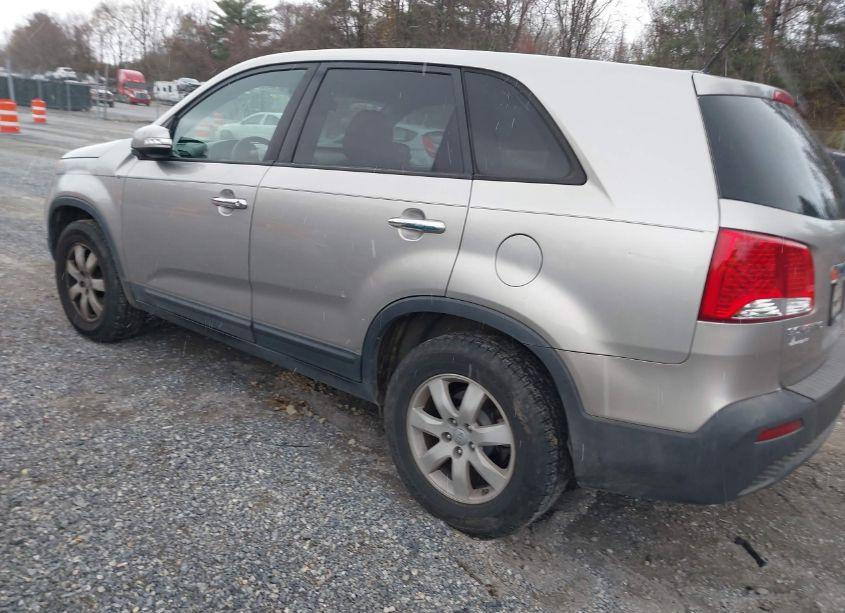 Photo 3 of 2013 Kia Sorento LX (VIN 5XYKT4A12DG328647)