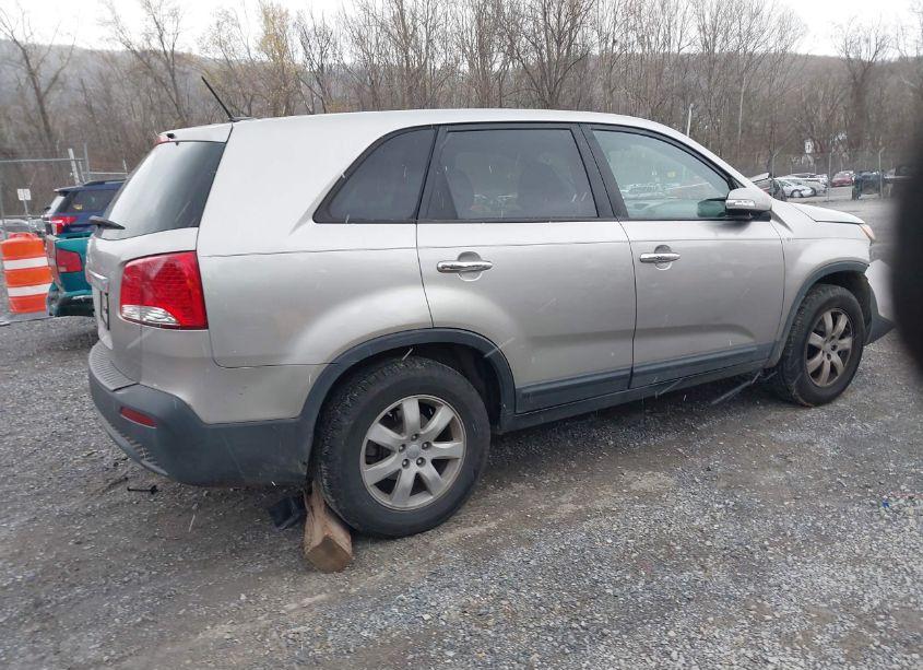 Photo 4 of 2013 Kia Sorento LX (VIN 5XYKT4A12DG328647)