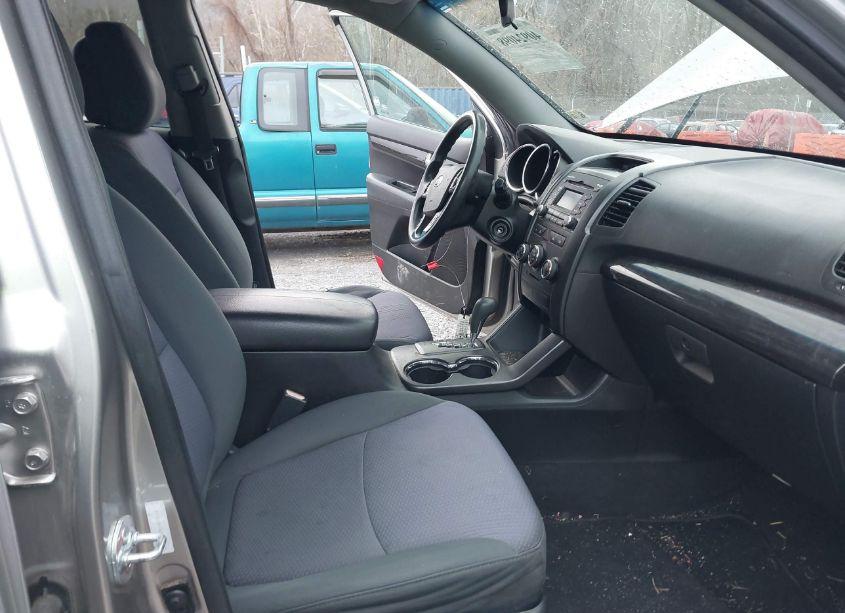 Photo 5 of 2013 Kia Sorento LX (VIN 5XYKT4A12DG328647)