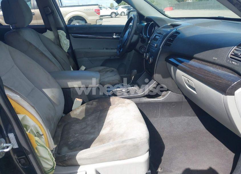 Photo 5 of 2011 Kia Sorento LX (VIN 5XYKT4A13BG036454)