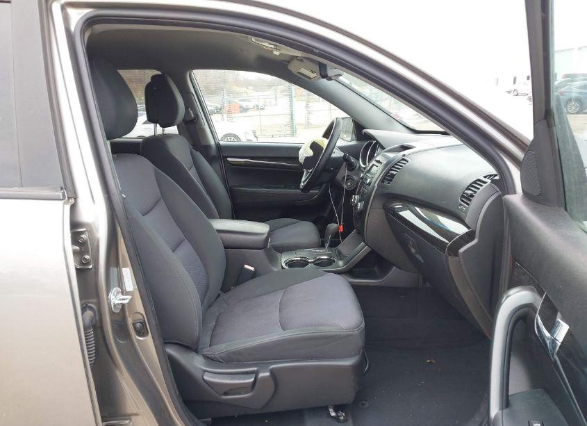 Photo 5 of 2011 Kia Sorento LX (VIN 5XYKT4A13BG157727)