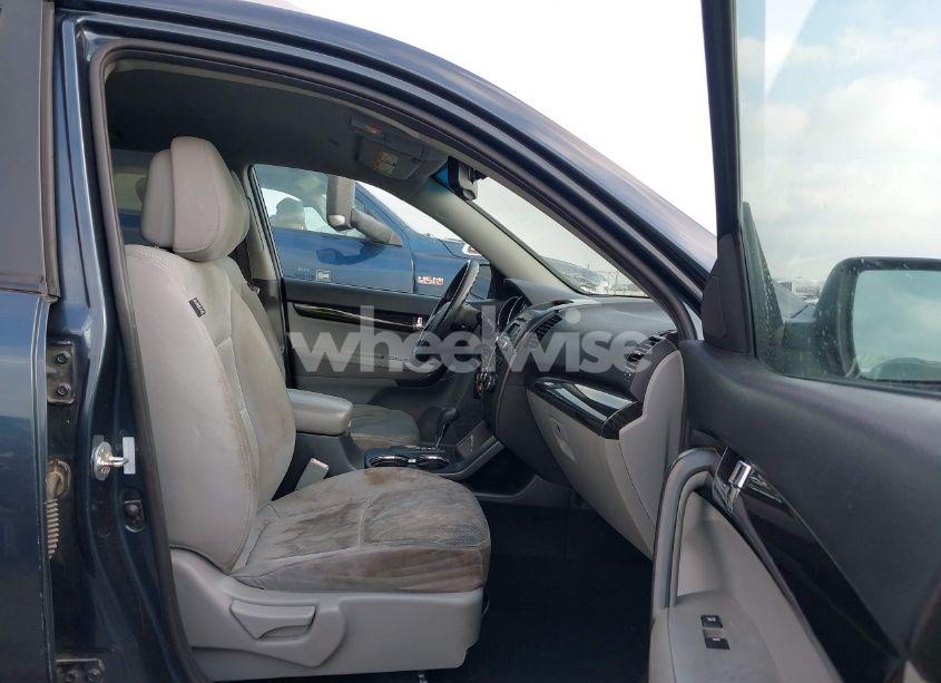 Photo 5 of 2011 Kia Sorento LX (VIN 5XYKT4A13BG186953)