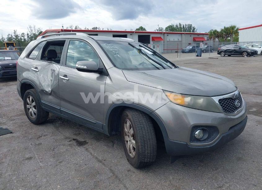 2011 Kia Sorento LX (VIN 5XYKT4A14BG138426) main photo