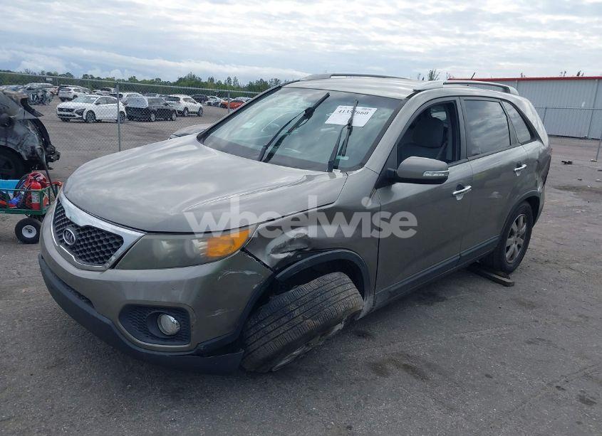 Photo 2 of 2011 Kia Sorento LX (VIN 5XYKT4A14BG138426)
