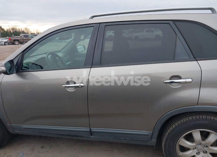 Photo 14 of 2011 Kia Sorento LX (VIN 5XYKT4A15BG117388)