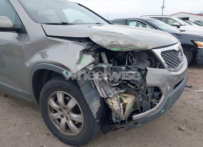 Photo 6 of 2011 Kia Sorento LX (VIN 5XYKT4A15BG117388)