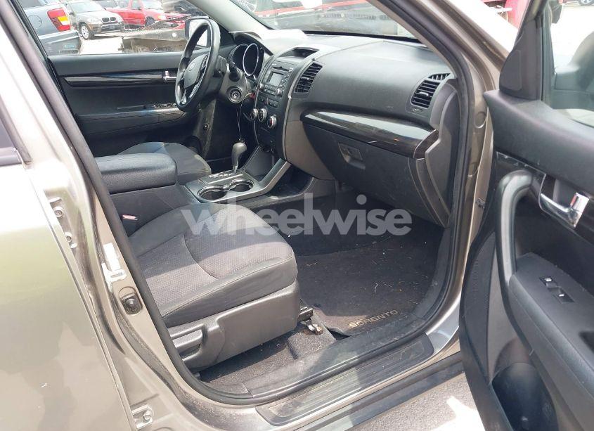 Photo 5 of 2011 Kia Sorento LX (VIN 5XYKT4A15BG184198)