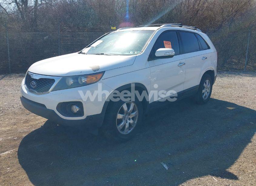 Photo 2 of 2011 Kia Sorento LX (VIN 5XYKT4A16BG124978)