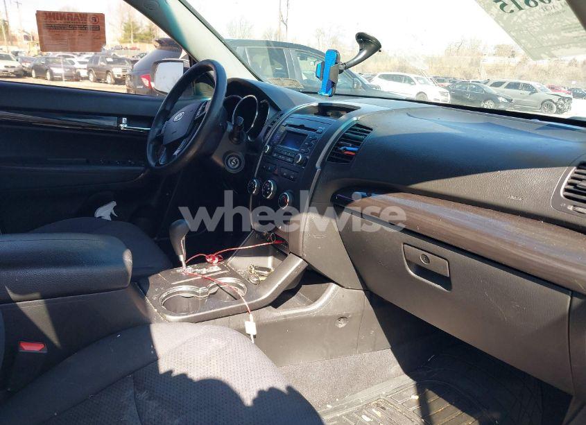 Photo 5 of 2011 Kia Sorento LX (VIN 5XYKT4A16BG124978)