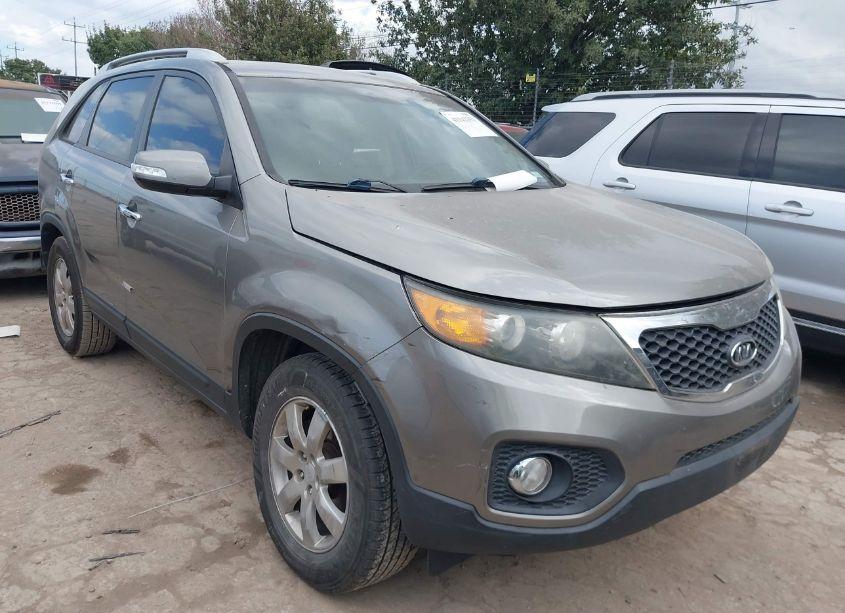 2011 Kia Sorento LX (VIN 5XYKT4A16BG154563) main photo