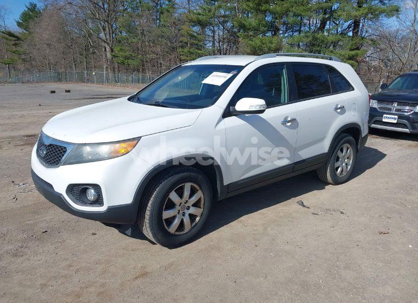 Photo 2 of 2011 Kia Sorento LX (VIN 5XYKT4A18BG173907)