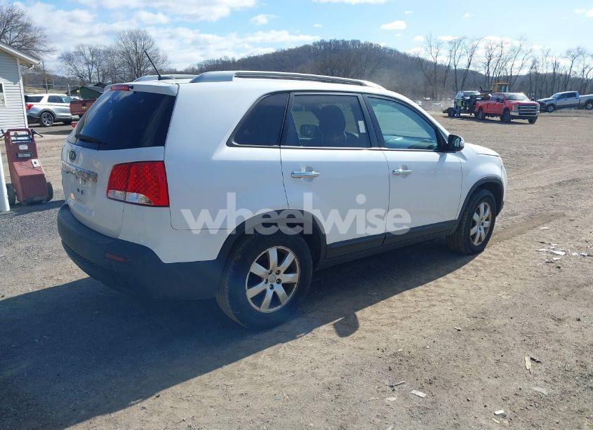 Photo 4 of 2011 Kia Sorento LX (VIN 5XYKT4A18BG173907)