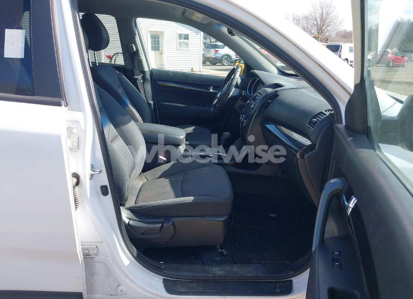 Photo 5 of 2011 Kia Sorento LX (VIN 5XYKT4A18BG173907)