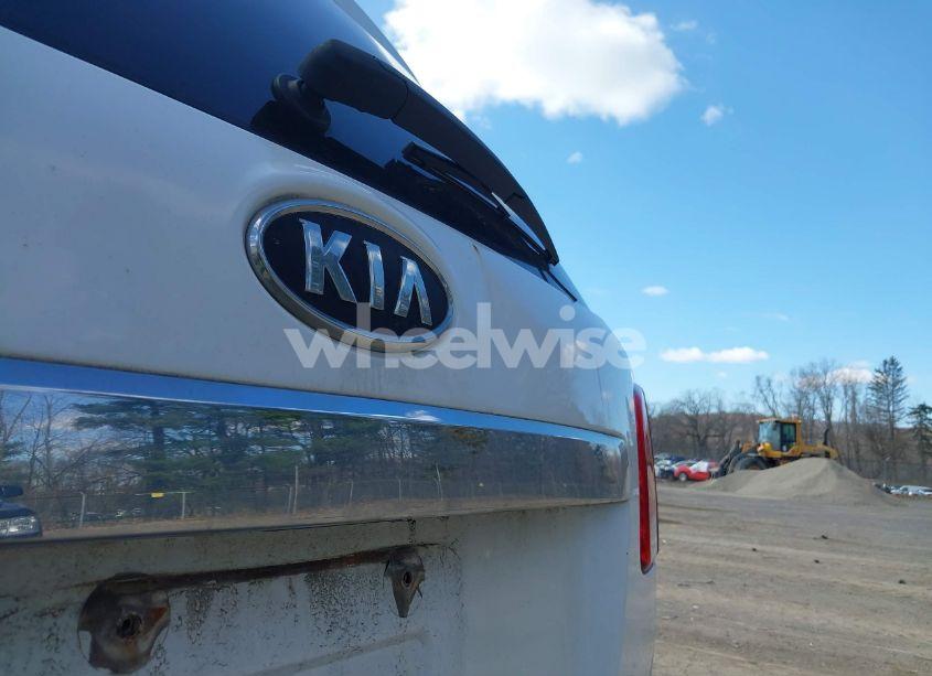 Photo 6 of 2011 Kia Sorento LX (VIN 5XYKT4A18BG173907)