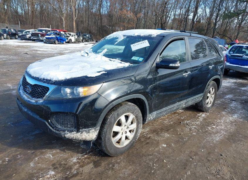 Photo 2 of 2013 Kia Sorento LX (VIN 5XYKT4A18DG325042)