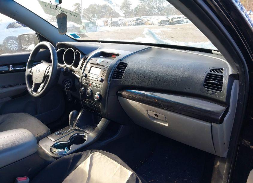 Photo 5 of 2013 Kia Sorento LX (VIN 5XYKT4A18DG325042)