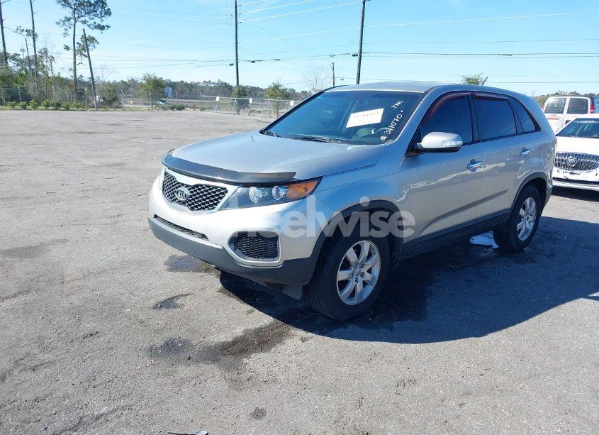 Photo 2 of 2013 Kia Sorento LX (VIN 5XYKT4A19DG311070)