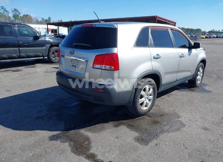 Photo 4 of 2013 Kia Sorento LX (VIN 5XYKT4A19DG311070)