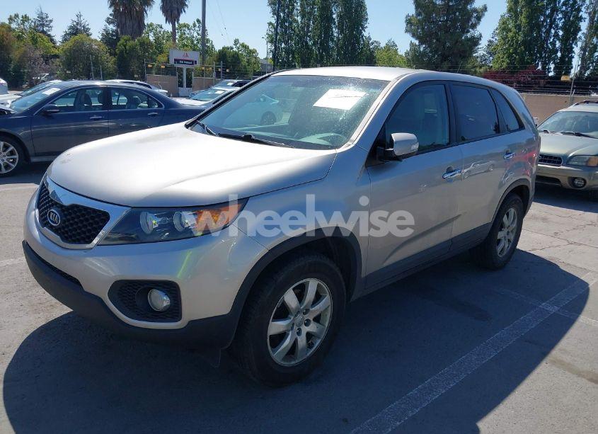 Photo 2 of 2013 Kia Sorento LX (VIN 5XYKT4A19DG418331)