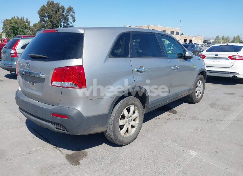 Photo 4 of 2013 Kia Sorento LX (VIN 5XYKT4A19DG418331)