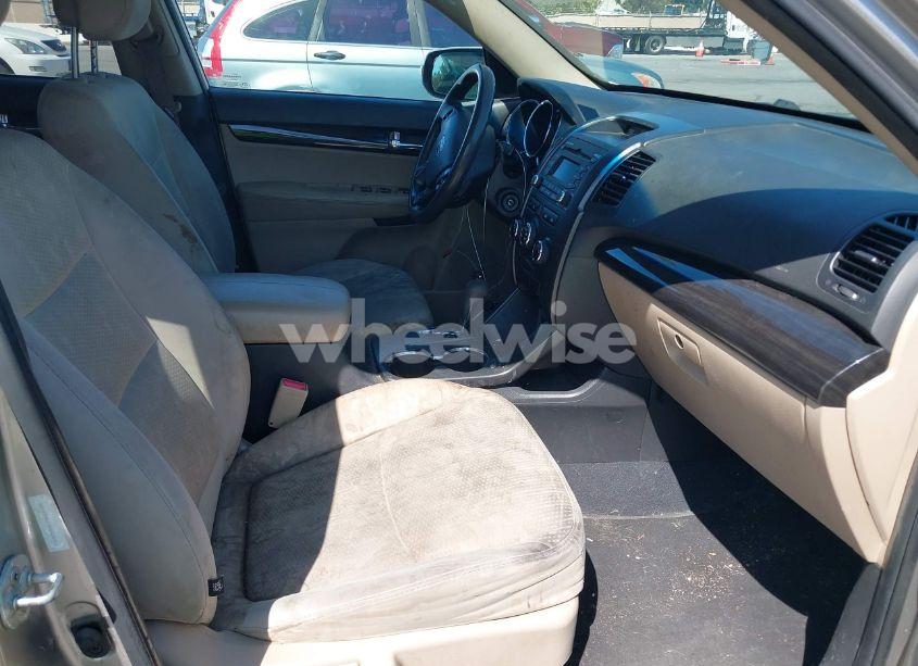 Photo 5 of 2013 Kia Sorento LX (VIN 5XYKT4A19DG418331)