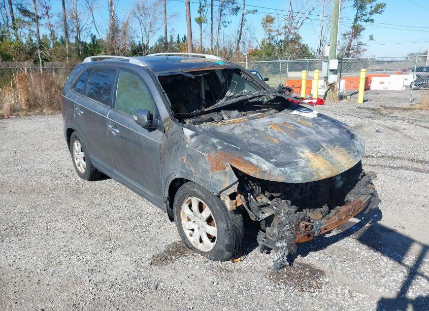 2011 Kia Sorento LX (VIN 5XYKT4A1XBG005315) main photo