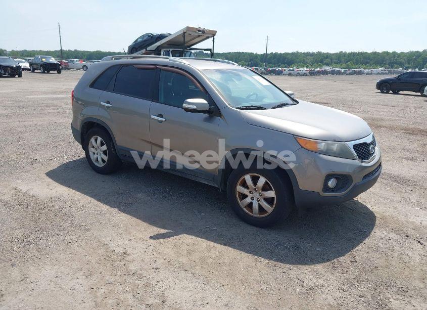 2011 Kia Sorento LX (VIN 5XYKT4A1XBG061125) main photo