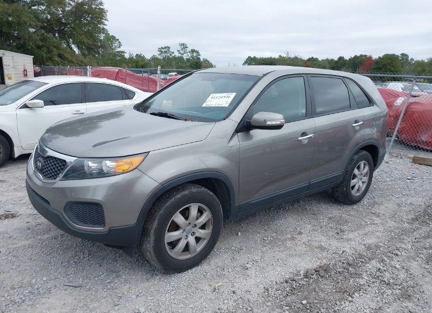 Photo 2 of 2013 Kia Sorento LX (VIN 5XYKT4A1XDG324880)