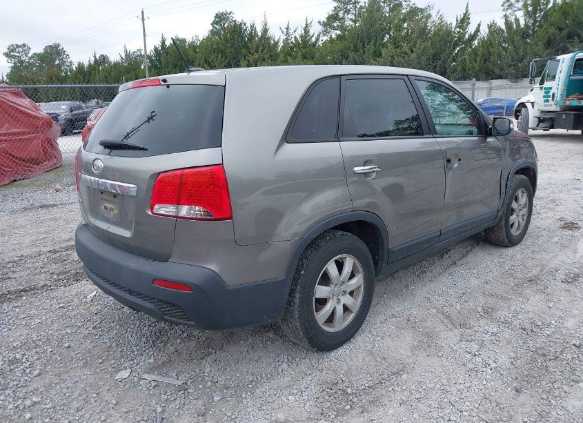 Photo 4 of 2013 Kia Sorento LX (VIN 5XYKT4A1XDG324880)